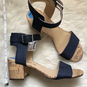 NWT Unisa Sandals